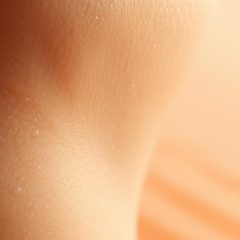 Przyczyny nadmiaru sebum: Jak je zrozumieć i kontrolować?